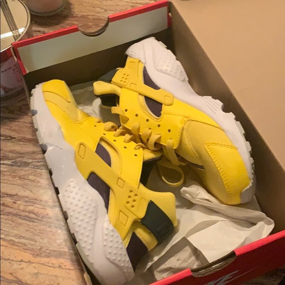 Nike Shoes - Yellow sneaker